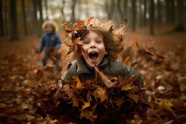 Kinder spielen im Herbstlaub: Freude und Entdeckung in der Natur, saisonale Outdoor-Aktivität, Familienzeit im Freien.