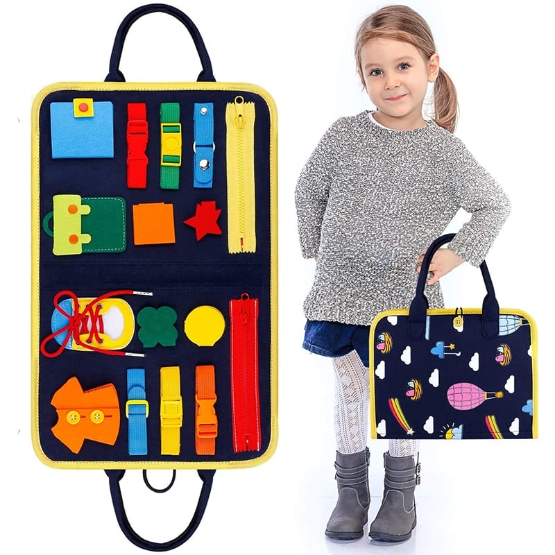 Mädchen präsentiert ein buntes Montessori Feinmotorik Lernspielzeug, ein tragbares Filzboard mit vielfältigen Übungen wie Schnürsenkel binden und Knöpfe schließen.