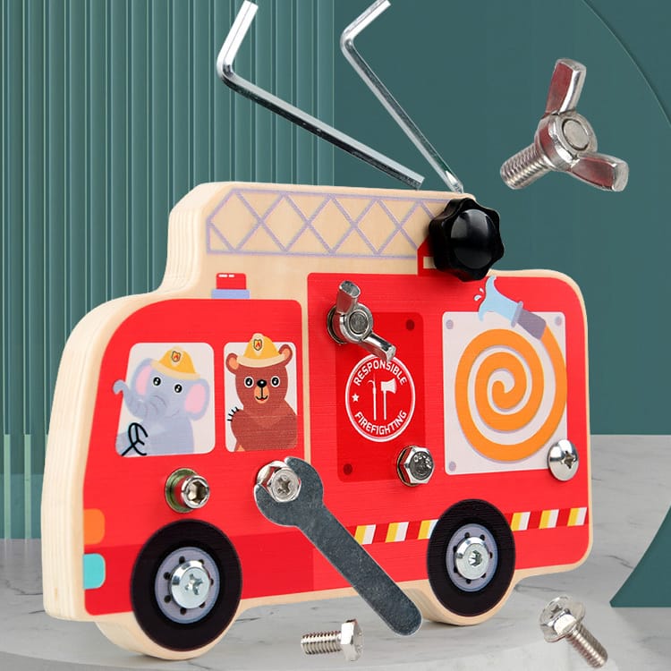 Das Montessori Feuerwehr-Busyboard wird mit praktischem Werkzeug lebendig. Ein Inbusschlüssel und eine Schraube in Aktion unterstreichen die interaktive und bildende Natur dieses Spielzeugs, das Kindern die Grundlagen der Mechanik nahebringt.