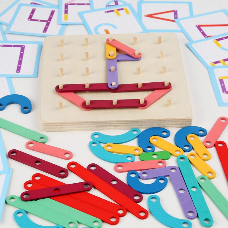 Kind spielt mit einer bunten geometrischen Nagelbrettspiel, Montessori-inspiriertes Lernspielzeug für Form- und Buchstabenerkennung.