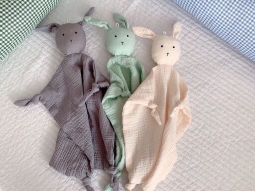 Zarte Schlafpuppen in Grau, Grün und Beige, aus weichem Stoff für ruhige Nächte und sicheren Schlaf.