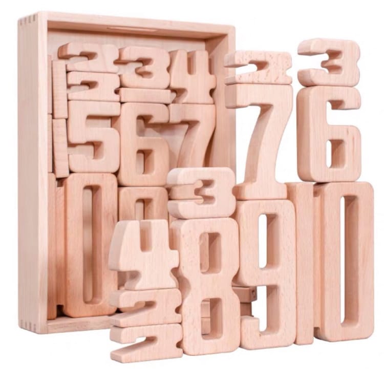 Montessori-inspirierte Zahlenbausteine aus Holz, organisiert in einer Aufbewahrungsbox, fördern das Erlernen von Mathematik.