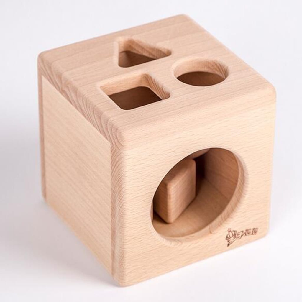 Ein quadratisches Montessori Steckspiel aus Holz mit glatter Oberfläche und ausgestanzten Formen, darunter ein Kreis, das pädagogisches Spiel und Lernen für Kleinkinder fördert.
