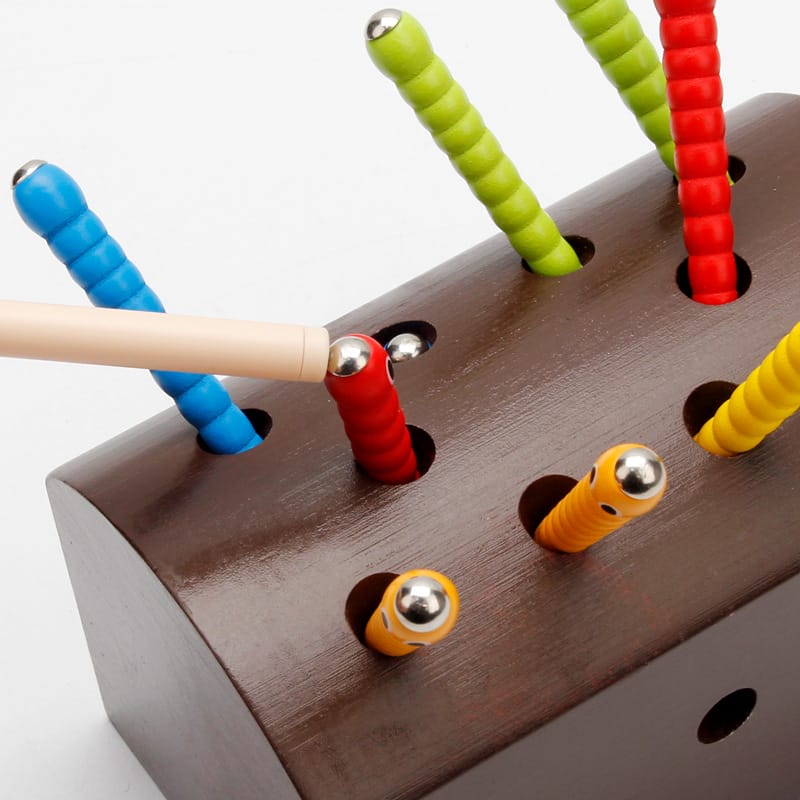 Kind spielt mit farbenfrohem Montessori Insektenfangspiel aus Holz, fördert Motorik und Konzentration.