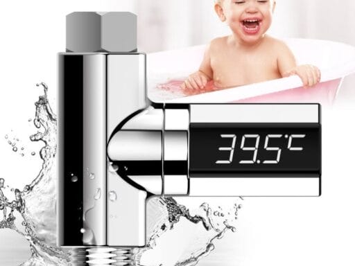 Interaktiver LED-Wasserthermometer mit dynamischer Temperaturanzeige, sicher im Gebrauch für Kinderbäder, zeigt klare 39.5°C für optimales Badevergnügen, wasserdicht und kindersicher für sorgenfreie Badezeiten.