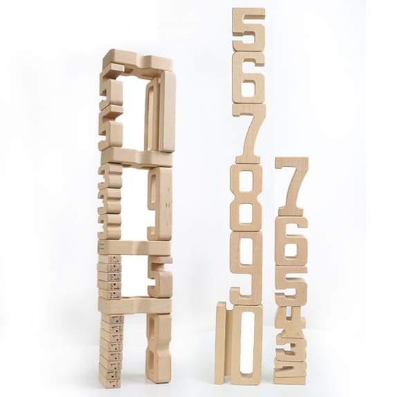 Montessori Zahlen Bausteine aus Holz, gestapelt zu zwei Türmen, um Zahlen und ihre Strukturen spielerisch zu erkunden.