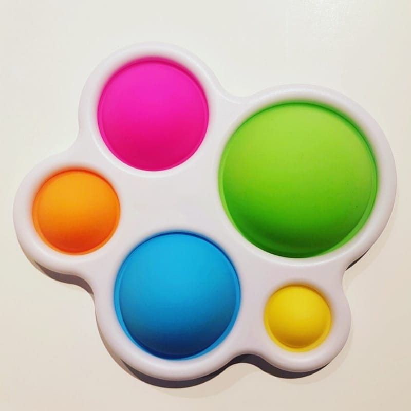 Ein farbenfrohes Montessori Spielbrett mit weichen, drückbaren Silikonblasen in leuchtenden Farben, konzipiert, um Babys frühkindliche Intelligenz, Feinmotorik und Farberkennung spielerisch zu fördern.