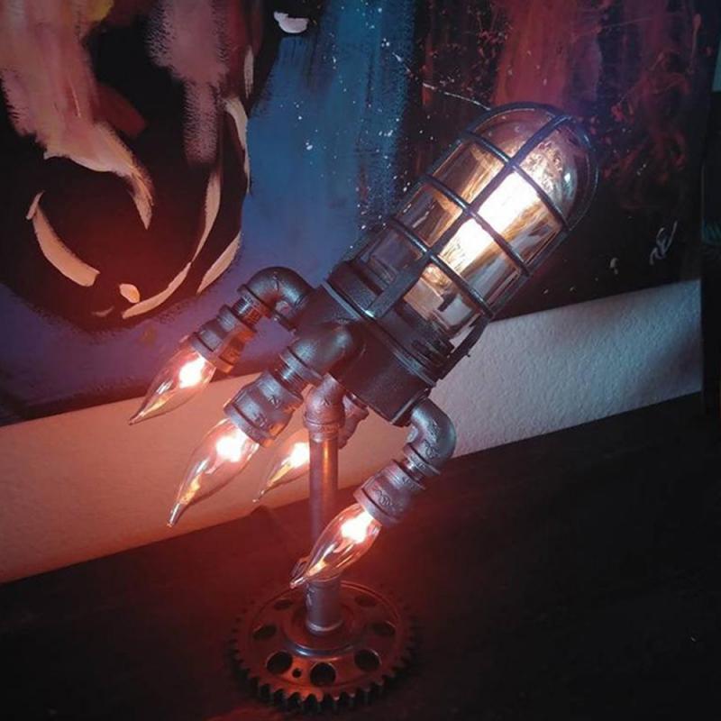 Beleuchtete Steampunk LED-Raketenlampe, die einen warmen Schein verbreitet und die Kreativität der Steampunk-Ästhetik einfängt. Die Lampe mit ihrer detailreichen Metallstruktur und Zahnradelementen bringt nostalgischen Flair und moderne Technologie zusammen und setzt einzigartige Akzente in jedem Raum.