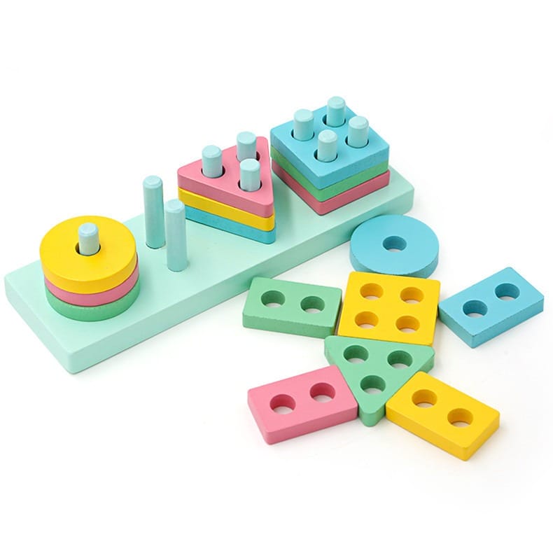 Buntes Montessori Lernspielzeug aus Holz mit geometrischen Formen auf hellblauem Untergrund, entwickelt zur Förderung der Hand-Augen-Koordination und Feinmotorik bei Kindern.