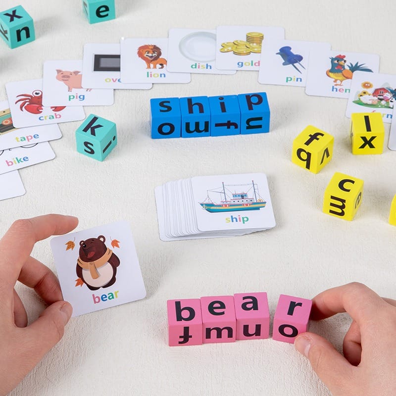 Kinderhände, die mit einem Montessori Wort-Puzzle spielen, dabei Buchstaben zu Wörtern zusammenstellen für frühkindliche Englischförderung, umgeben von illustrierten Bildkarten.