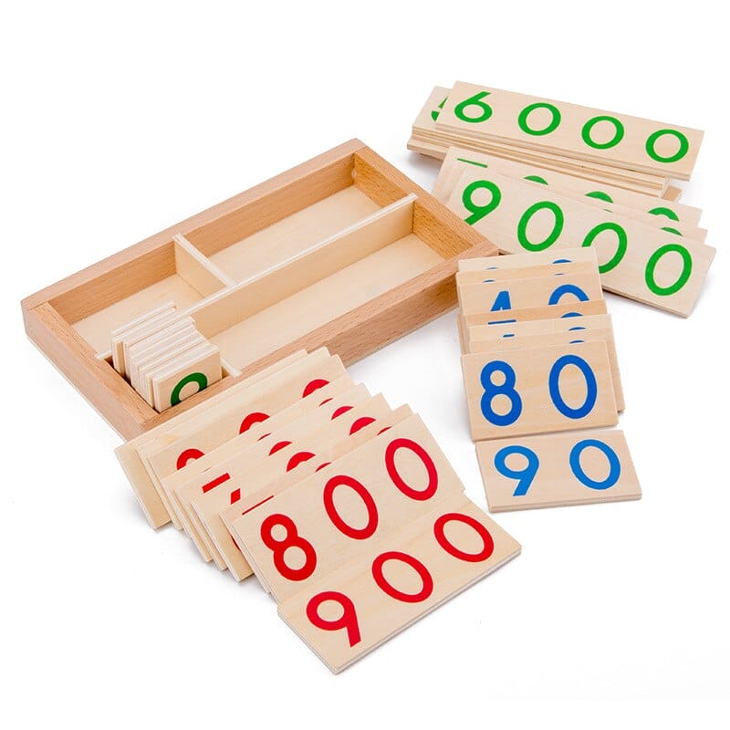 Montessori Zahlenlernspiel aus Holz, zeigt Zahlen von 1 bis 9000, um Kindern das Zählen und grundlegende Mathematik beizubringen, mit Trennfächern für organisierte Lagerung.