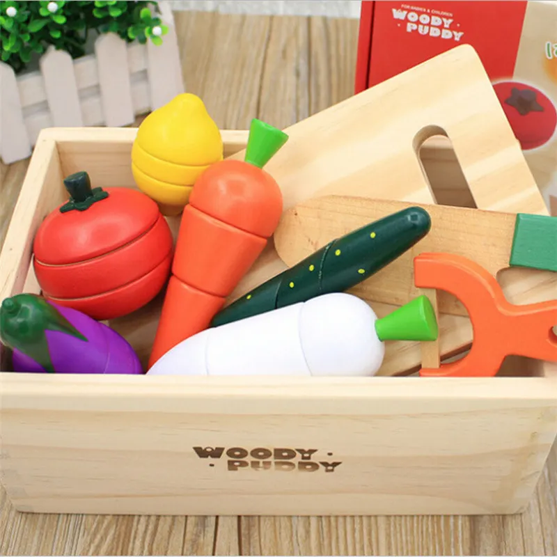 Farbenfrohes Montessori Schneidespielzeug aus Holz, das Kinder spielerisch an das Schneiden und Zubereiten von Gemüse heranführt. Dieses Set fördert die Entwicklung von Feinmotorik und Koordination und bietet gleichzeitig einen lustigen, lehrreichen Zeitvertreib.