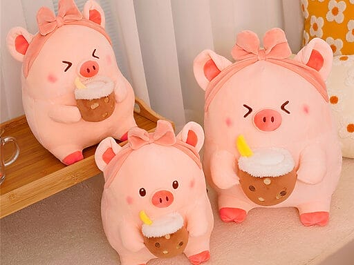 Eine fröhliche Gruppe von Schweinchen Plüschspielzeugen, jedes mit einem köstlichen Getränk, erfreut sich an einem gemütlichen Teekränzchen. Diese charmante Sammlung in verschiedenen Größen ist perfekt für kuschelige Spielzeiten und fördert die Fantasie von Kindern.