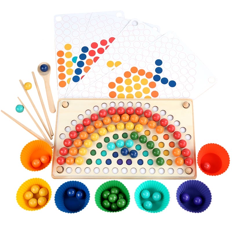 Komplettes Set des Regenbogen-Perlenclip Lernspiels mit farbigen Mustervorlagen, Zangen und bunten Silikonbechern. Das Spiel entwickelt Gedächtnis und Feinmotorik bei Kindern durch Zuordnen von Farben und Mustern, angeboten von EverParent.