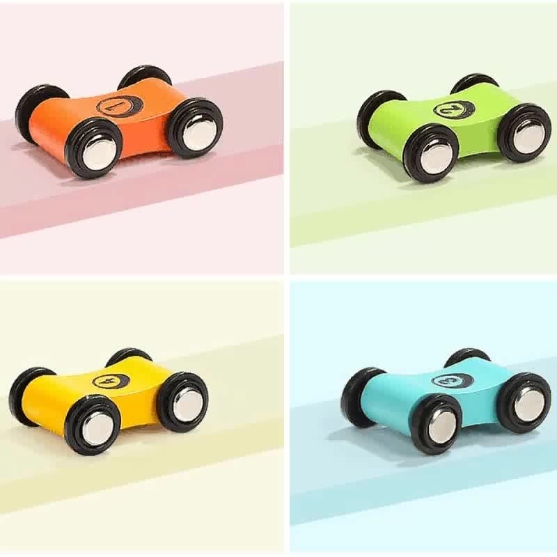Eine Palette von Mini-Auto Holzspielzeugen in vier verschiedenen Farben, präsentiert auf einem geteilten farbigen Hintergrund, ideal, um die sensorische Wahrnehmung und die Feinmotorik bei Kindern zu entwickeln.