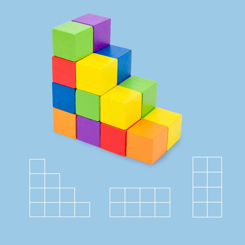 Ein Soma Würfel aus bunten Holzblöcken, arrangiert in einer Pyramidenform auf blauem Hintergrund, neben weißen Umrissen möglicher Formen. Dieses Spielzeug schärft die visuelle Wahrnehmung und Problemlösungsfähigkeiten von Kindern, angeboten von EverParent.