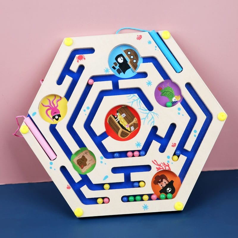 Ansprechendes magnetisches Labyrinthspiel aus Holz, fotografiert in einem Winkel, zeigt farbenfrohe Pfade und magnetische Stifte. Ideal für die Entwicklung von Feinmotorik und kognitiven Fähigkeiten bei Kindern, angeboten von EverParent.
