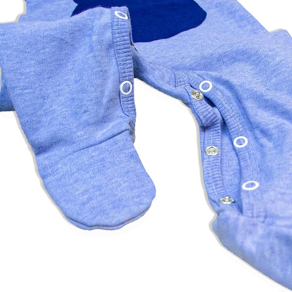 Nachhaltiger blauer Babystrampler aus Bio-Baumwolle mit benutzerfreundlicher Wickelöffnung und sicheren Druckknöpfen für einfaches An- und Ausziehen.