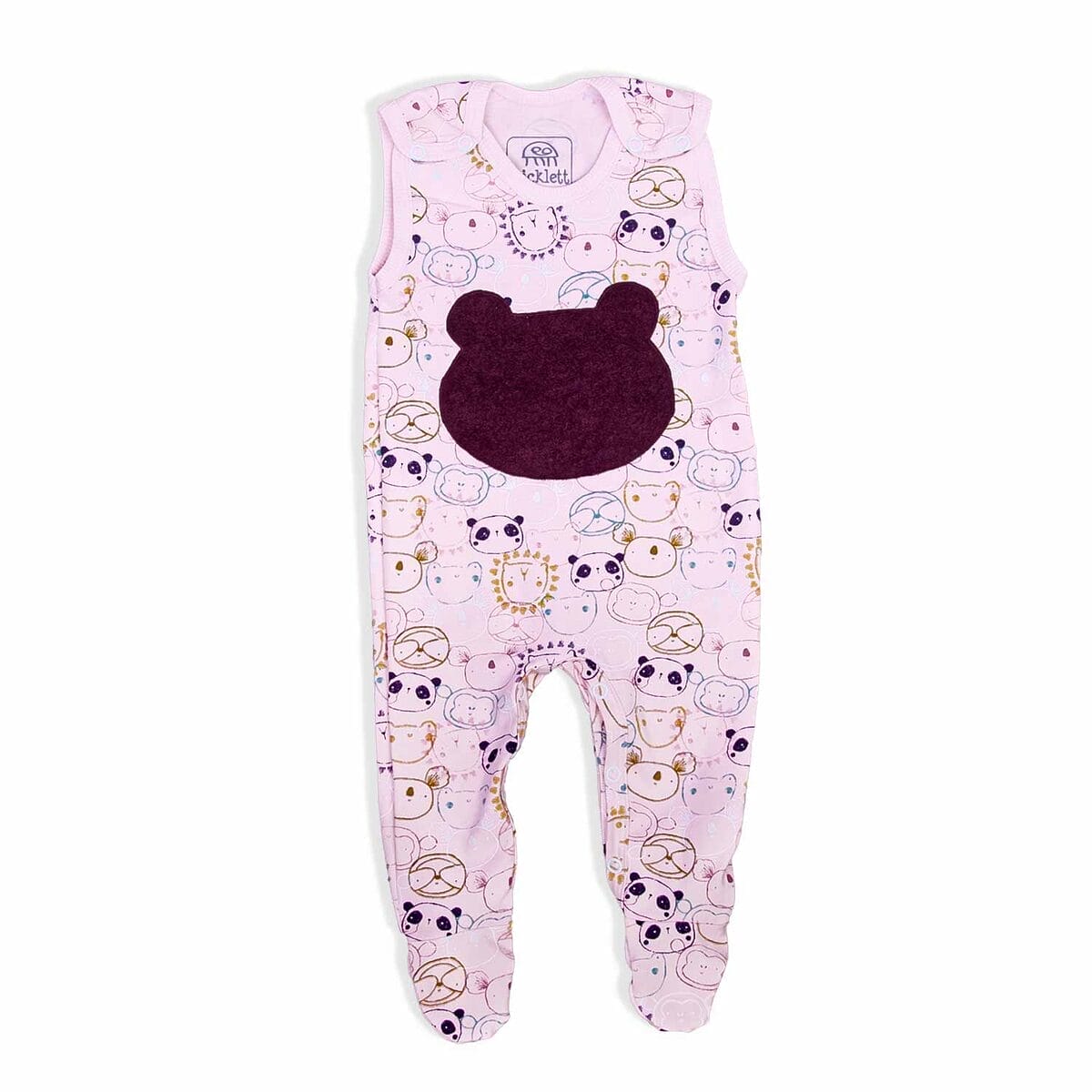 Niedlicher ärmelloser Babystrampler in Rosa mit einem verspielten Pandamuster, ideal für Babys Haut dank Bio-Baumwolle, mit praktischer Wickelöffnung und sicheren Druckknöpfen für leichtes An- und Ausziehen.