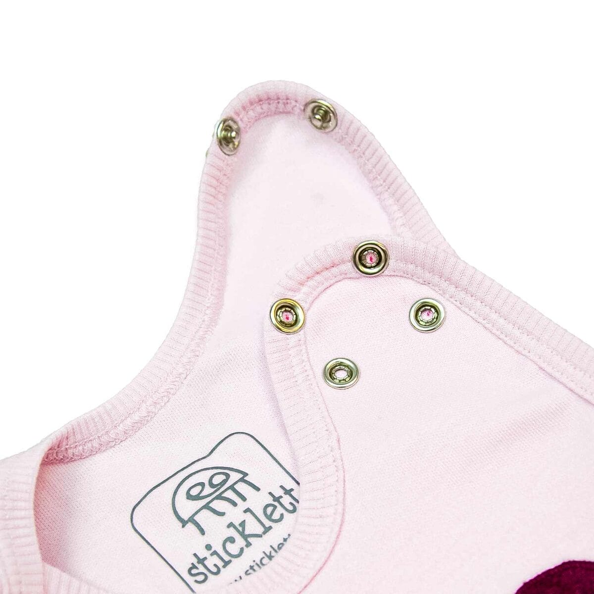 Hochwertiger rosa Babystrampler mit praktischen, verstellbaren Druckknöpfen und einem dezenten Markenlogo, ideal für wachsende Babys.
