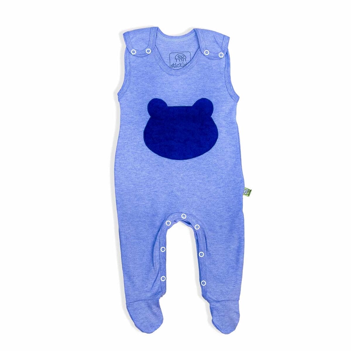 Hellblauer Babystrampler aus Bio-Baumwolle mit praktischer Wickelöffnung und mitwachsenden Füßchen für Komfort und Langlebigkeit.