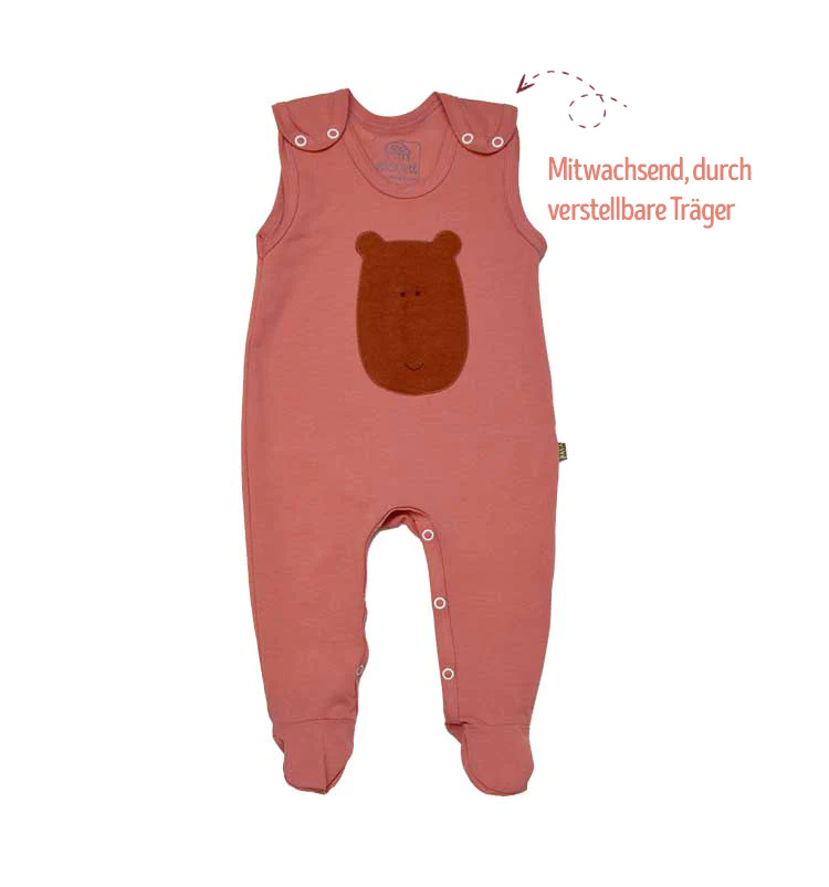 Babystrampler in Pfirsich mit verstellbaren Trägern für mitwachsenden Komfort, aus Bio-Baumwolle mit Bärenapplikation, ideal für zarte Babyhaut.
