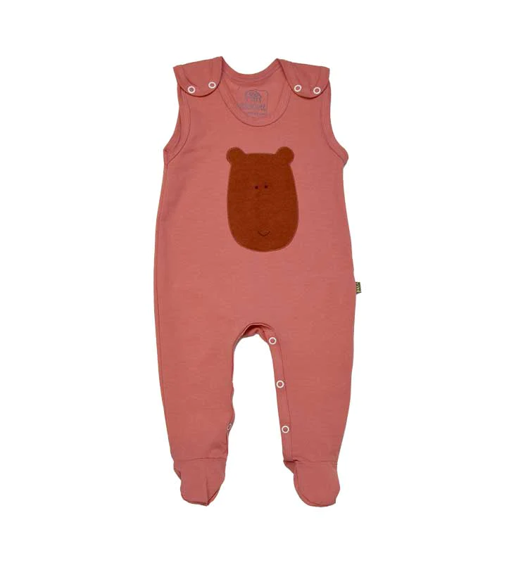 Bequemer Babystrampler in Pfirsichfarbe aus Bio-Baumwolle mit süßer Bärenapplikation, praktischen Druckknöpfen und verstellbaren Trägern.