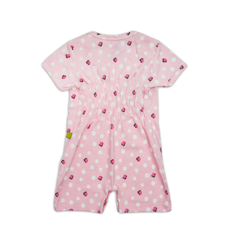 Rückseite des Baby-Sommerschlafanzugs in zartem Rosa mit Marienkäfermuster und weißen Punkten, atmungsaktiv und bequem für erholsamen Schlaf.