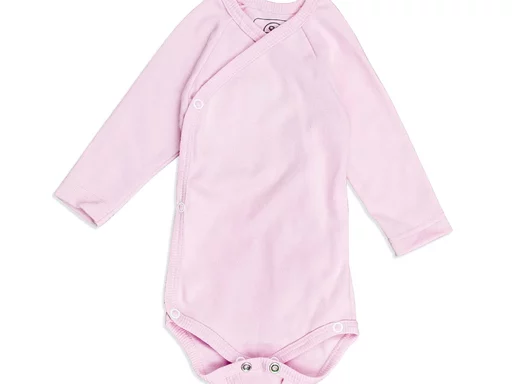 Sanft rosa Langarm-Wickelbody für Babys, gefertigt aus weicher Bio-Baumwolle, mit praktischen Druckknöpfen für einfaches An- und Ausziehen, ideal für den täglichen Komfort des Neugeborenen.