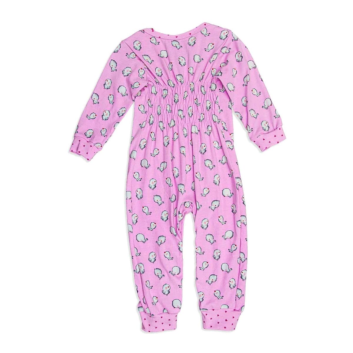 Bequemer Baby-Schlafanzug in Bubblegum-Pink mit entzückenden kleinen Vögeln, perfekt für süße Träume und ruhige Nächte.