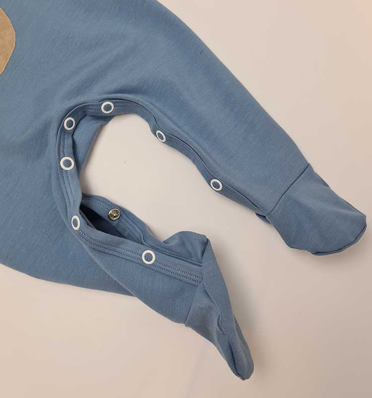 Eisblauer Babystrampler aus weicher Bio-Baumwolle mit praktischen Druckknöpfen an den Beinen für leichtes Windelwechseln.