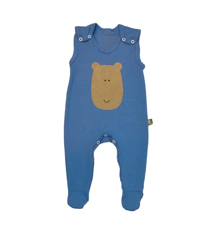 Komfortabler Babystrampler in Eisblau aus Bio-Baumwolle mit niedlichem Bärendesign und praktischen Druckknöpfen.