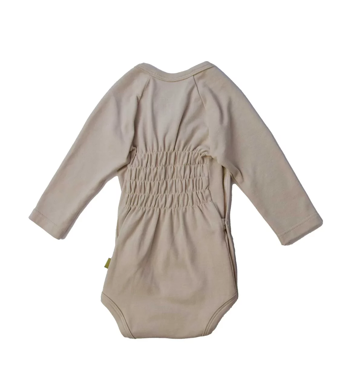 Die Rückansicht dieses beige Baby Wickelbody aus Bambusfasern zeigt die weiche Textur und die elastischen Raffungen, die eine bequeme und anpassungsfähige Passform bieten. Die natürlichen Eigenschaften des Bambus sorgen für Atmungsaktivität und sind sanft zur empfindlichen Haut des Babys, was diesen Body zu einer idealen Wahl für umweltbewusste Eltern macht.