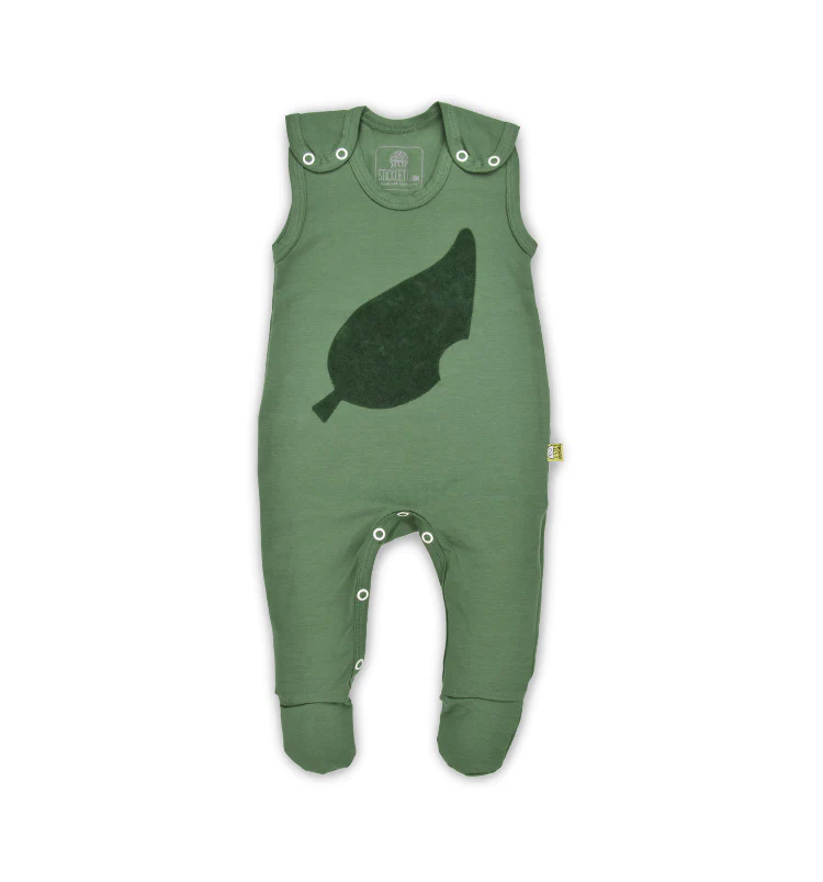 Ökologischer Babystrampler in Olive mit einem stilisierten Blattmuster, ausgestattet mit verstellbaren Trägern und Druckknöpfen für Komfort und einfaches Anziehen.