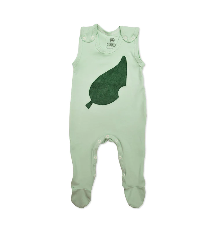Minzgrüner Babystrampler aus Bio-Baumwolle mit einem stilisierten dunkelgrünen Blatt auf der Vorderseite, Druckknöpfen und integrierten Füßchen für Komfort und einfaches Handling.