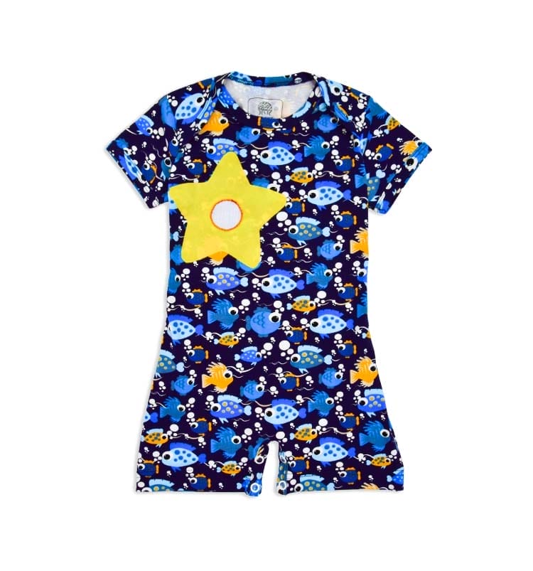 Bunter Baby-Schlafanzug aus Bio-Baumwolle mit fröhlichem Ozean-Entdecker-Motiv für deinen kleinen Schatz – komfortabel und hautfreundlich.
