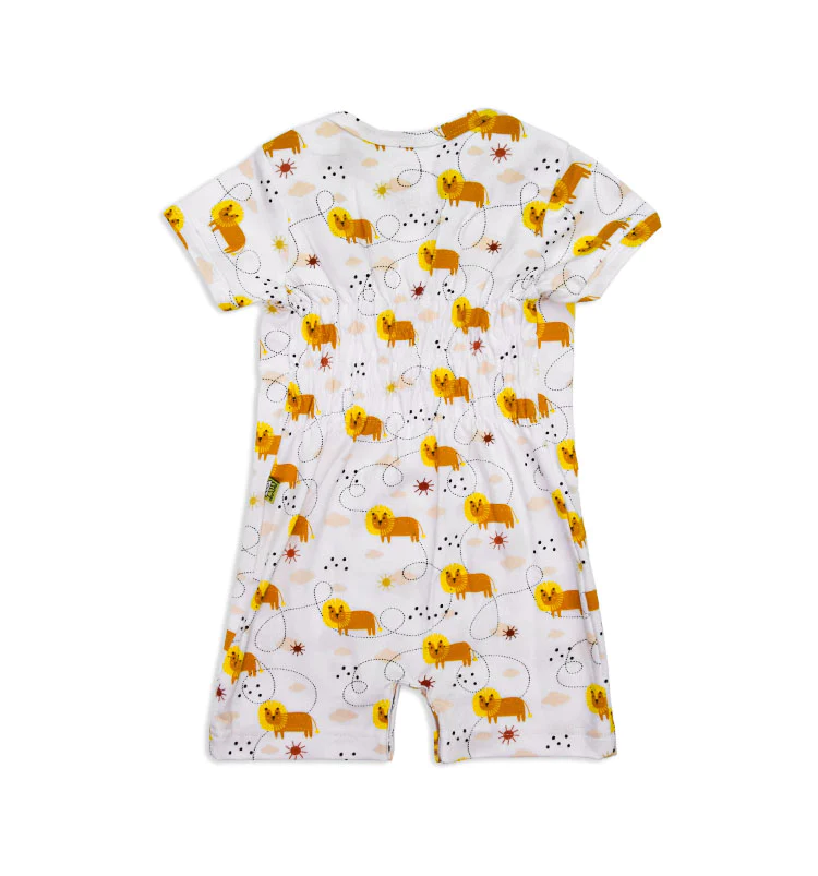 Nachhaltiger Baby-Schlafanzug Kurzarm mit Löwenmuster auf der Rückseite, hergestellt aus Bio-Baumwolle für einen sanften Schlaf.