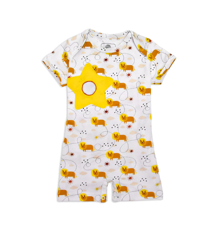 Ökologischer Baby-Schlafanzug Kurzarm mit fröhlichem Löwenprint, aus Bio-Baumwolle, für komfortablen und sicheren Babyschlaf.
