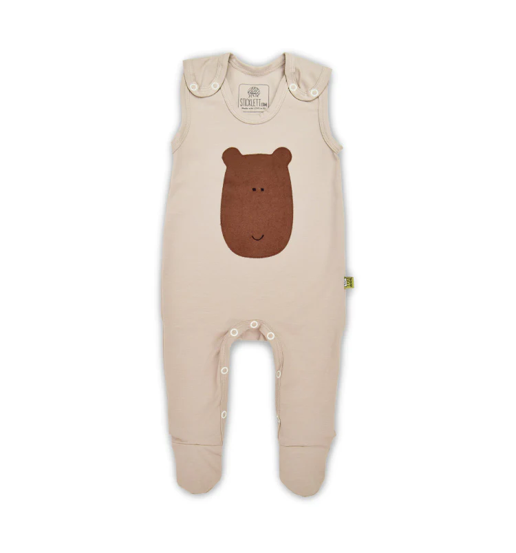 Ökologischer Babystrampler in Greige mit süßem Bärenaufnäher aus Bio-Baumwolle, ideal für den alltäglichen Komfort Ihres Babys.