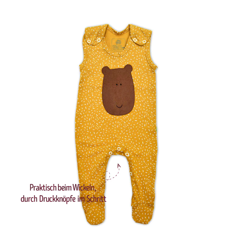 Komfortabler senfgelber Babystrampler aus Bio-Baumwolle mit praktischen Druckknöpfen im Schritt für leichtes Wickeln und niedlichem Bärendesign.