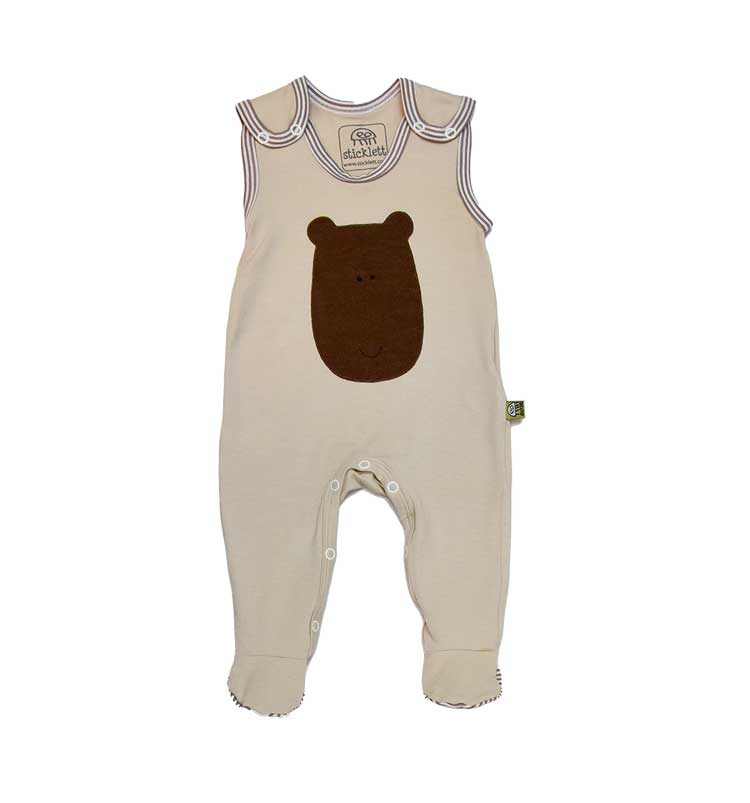 Beigefarbener Babystrampler mit Bärenmotiv und Füßen aus nachhaltigem Bambusmaterial, komfortabel und schadstofffrei