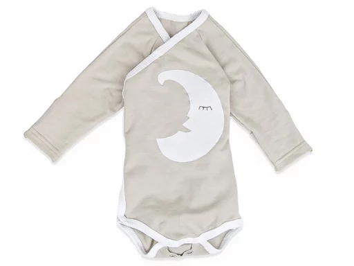 Bequemer Baby Wickelbody in Grau-Beige mit Langarm und zartem Monddesign, aus Bio-Baumwolle, sanft zur Babyhaut