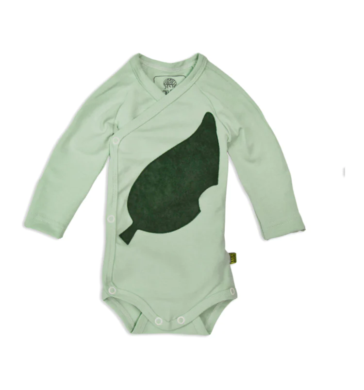 Ökologischer Langarm-Wickelbody in zartem Mintgrün mit stilvollem Blattmotiv für Neugeborene, aus weicher Bio-Baumwolle, ideal für empfindliche Babyhaut.