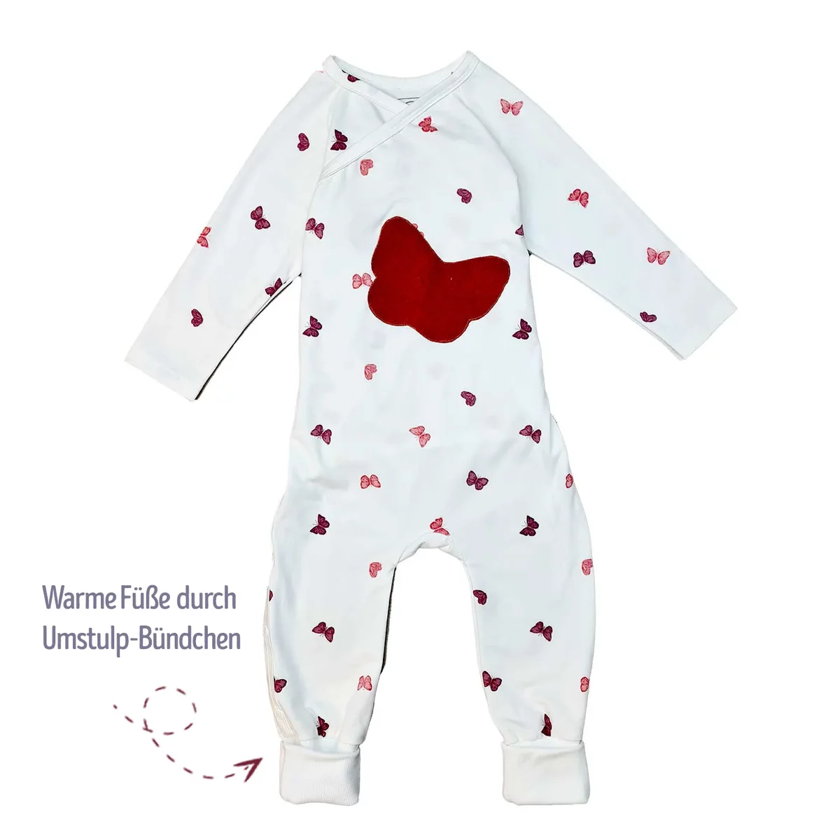 Bequemer Baby-Wickelstrampler Schlafanzug in Weiß mit rotem Herz und zarten Schmetterlingsmustern, aus Bio-Baumwolle, mit praktischen Umstulp-Bündchen für warme Füße.