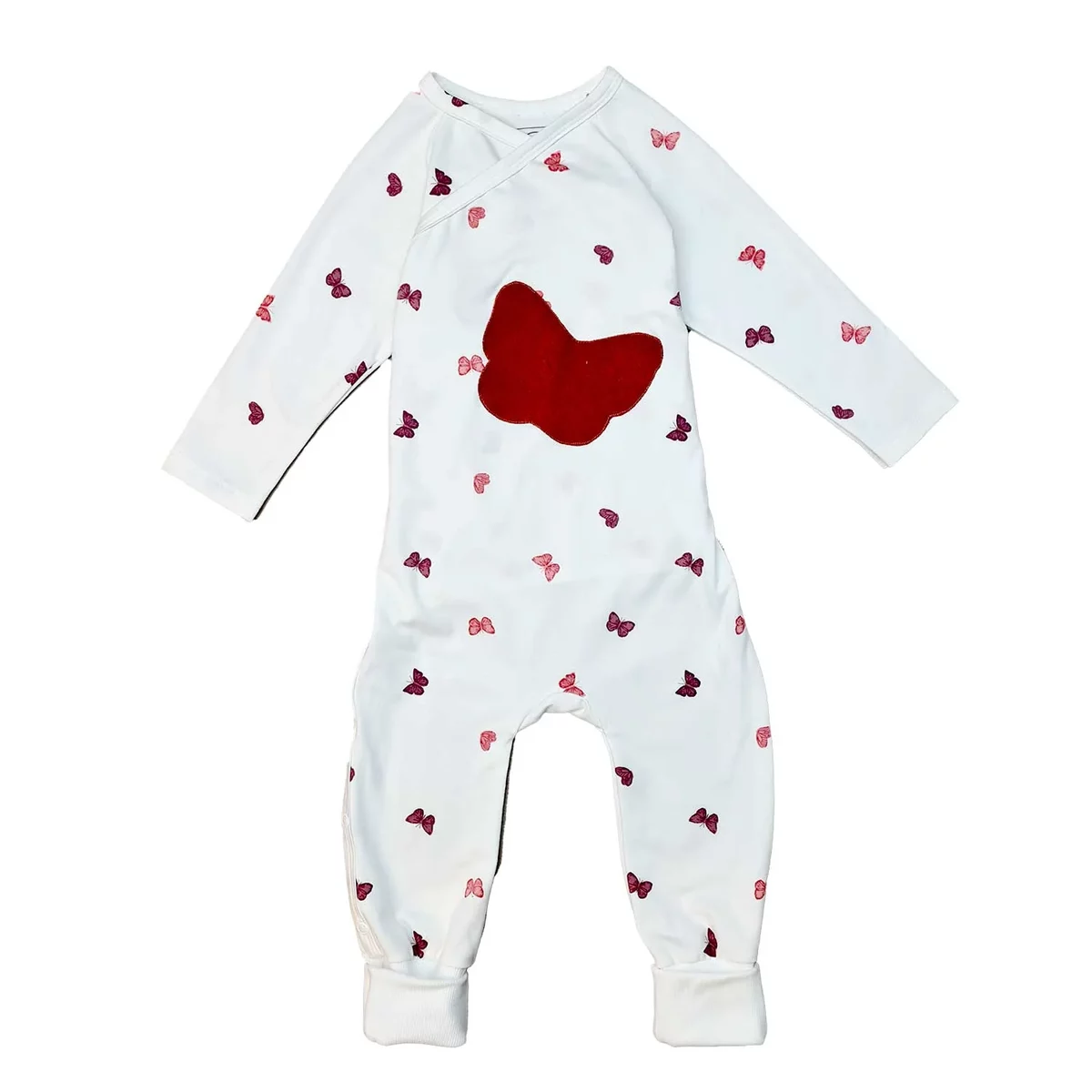 Weißer Baby-Wickelstrampler Schlafanzug mit roten Schmetterlingsmotiven und zentraler Herz-Applikation, aus weicher Bio-Baumwolle, ideal für ruhigen Schlaf.