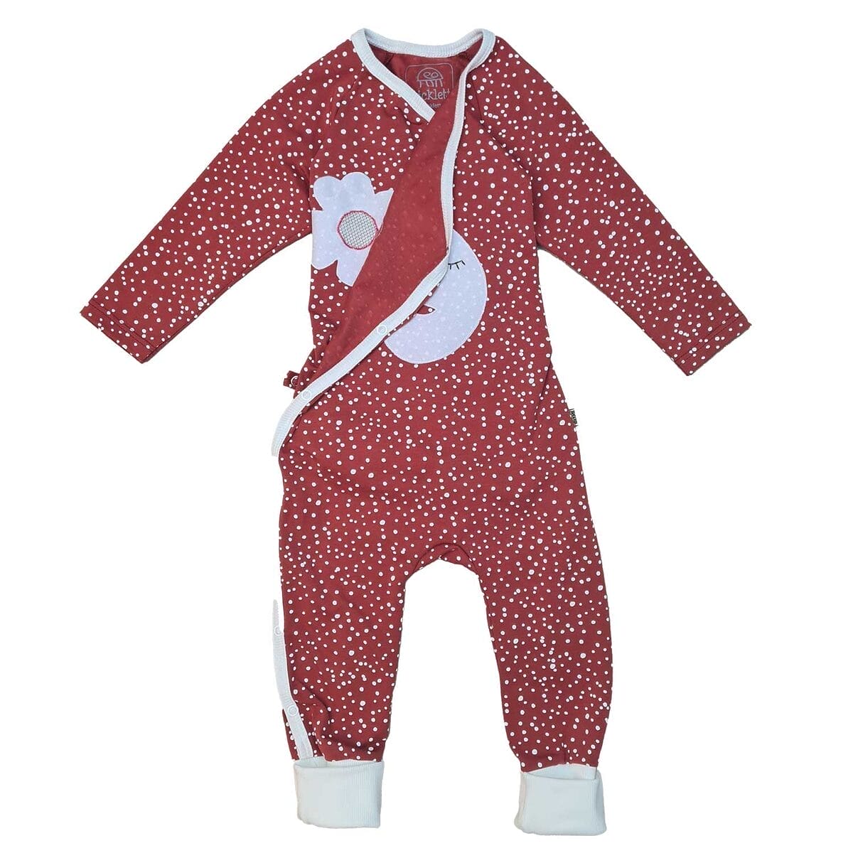 Rostroter Baby-Wickelstrampler Schlafanzug mit weißen Pünktchen und süßer Wolkenapplikation, vollständig zu öffnen für leichtes Anziehen, aus Bio-Baumwolle.
