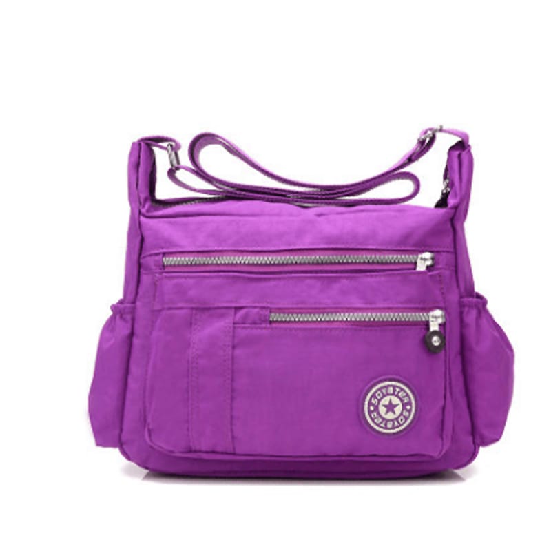 Lebendige lila wasserdichte Wickeltasche mit multifunktionalen Reißverschlussfächern und verstellbarem Tragegurt für den stilvollen Elternalltag.