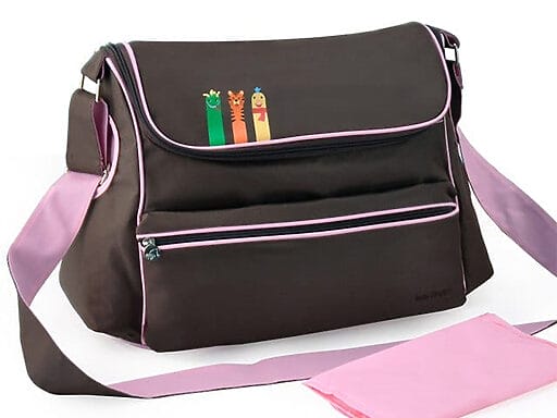 Braune geräumige Wickeltasche mit rosa Highlights und Kinderwagenbefestigung, ausgestattet mit einer passenden Wickelunterlage für den mobilen Einsatz.