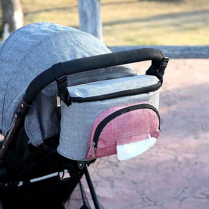 Stilvolle grau-rosa Wickeltasche für Kinderwagen mit Feuchttücherfach, sicher am Griff befestigt, perfekt für unterwegs.