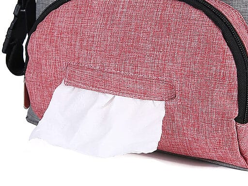 Nahaufnahme des praktischen Feuchttuchfachs an der Seite einer wasserfesten Kinderwagen-Wickeltasche, betont die Zugänglichkeit und Benutzerfreundlichkeit.